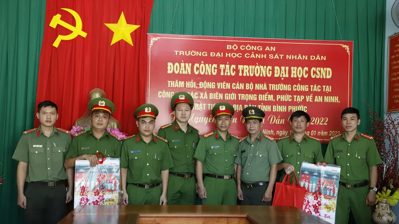 Thăm hỏi, động viên cán bộ trường Đại học CSND làm nhiệm vụ ở các xã biên giới trọng điểm