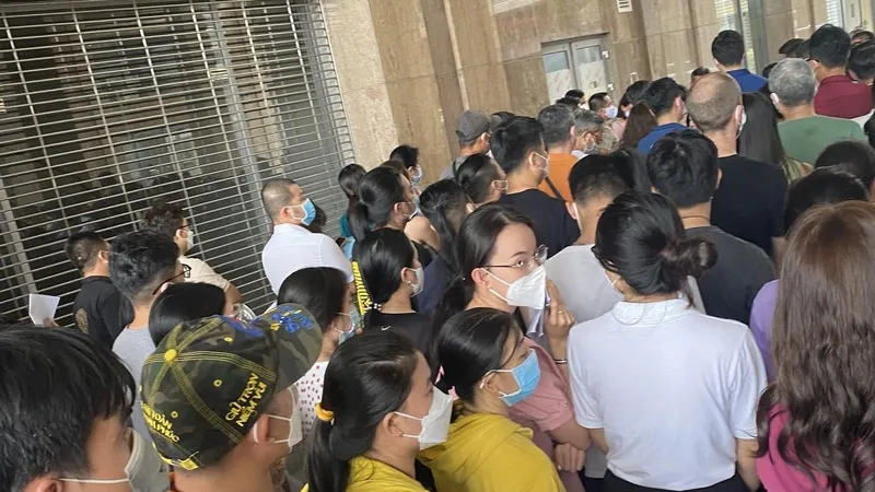 Người dân ở TP Thủ Đức chen lấn hàng giờ vẫn không được tiêm vaccine