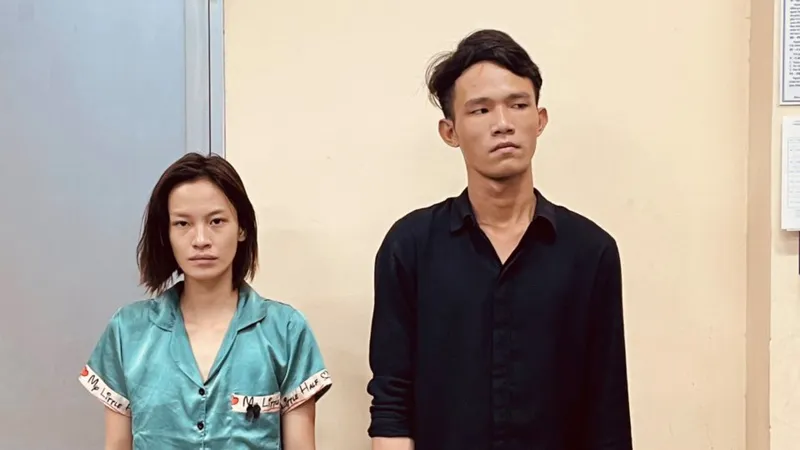 Nguyên và Tuấn (từ trái qua phải) tại cơ quan công an. Ảnh: C.T