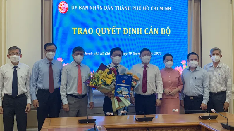 Phó Chủ tịch UBND TPHCM Dương Anh Đức và các đồng chí lãnh đạo TP, lãnh đạo sở chúc mừng ông Nguyễn Bảo Quốc. Ảnh: CHÍ THẠCH 