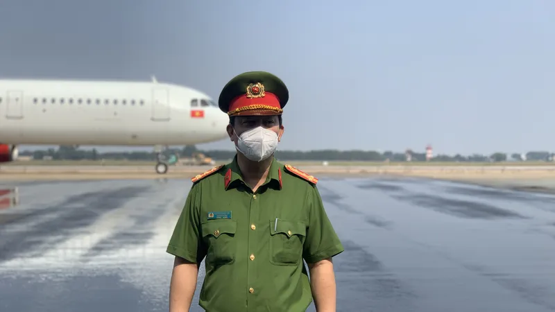 Đoàn công tác của Công an TPHCM do Đại tá Huỳnh Quang Tâm, Trưởng Phòng Cảnh sát PCCC&CNCH (PC07), Công an TPHCM làm trưởng đoàn đã tới kiểm tra công tác phòng cháy, chữa cháy và cứu nạn, cứu hộ tại Cảng hàng không quốc tế Tân Sơn Nhất. Ảnh: CHÍ THẠCH 