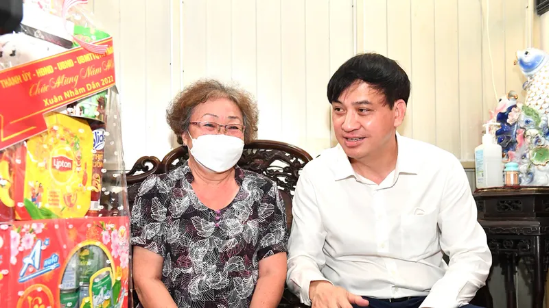 Phó Chủ tịch Thường trực UBND TPHCM Lê Hòa Bình chúc tết gia đình đồng chí Nghị Đoàn. Ảnh:VIỆT DŨNG