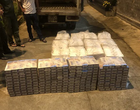 Kiểm tra xe tải phát hiện chở gần 8.000 bao thuốc lá lậu cùng súng, đạn 