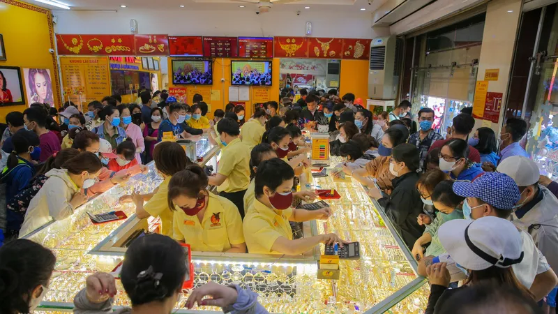 Người dân chen lấn mua vàng ngày vía Thần Tài. Ảnh: DŨNG PHƯƠNG 