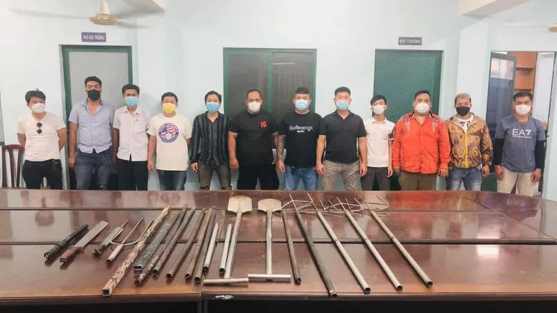 Nhóm đối tượng tại cơ quan công an 