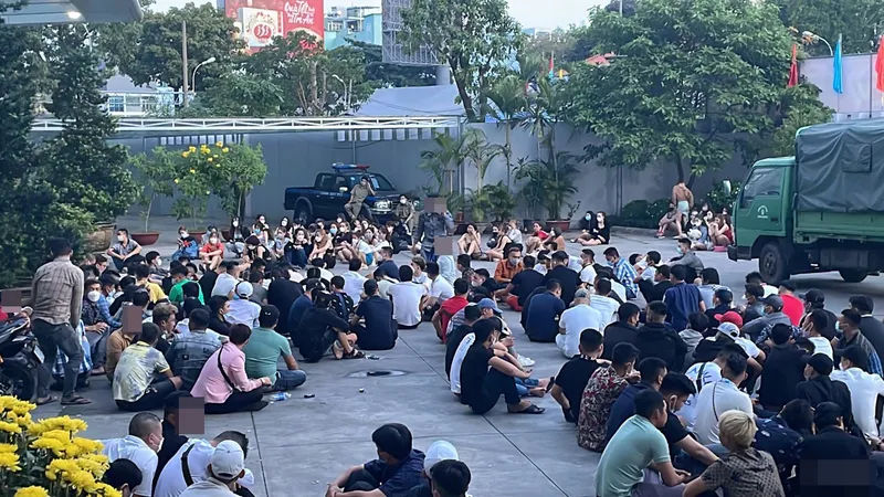 Phát hiện 78 “dân chơi” dương tính chất ma túy trong quán Bar Vũ Trường Ferso. Ảnh: CHÍ THẠCH 