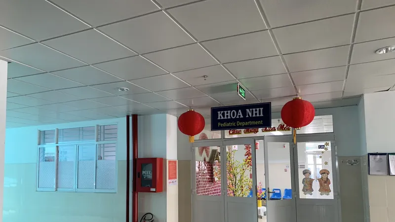 Bé T. đang được điều trị theo dõi ở Khoa Nhi Bệnh viện quận Gò Vấp. Ảnh: CHÍ THẠCH 