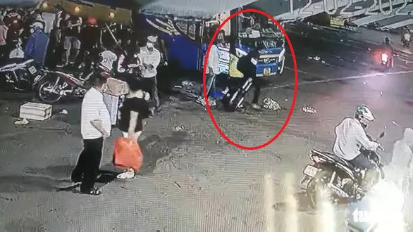Công an khám nghiệm hiện trường. Ảnh: CHÍ THẠCH 