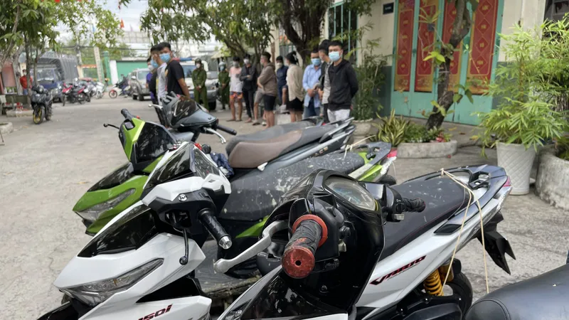 Nhóm "quái xế" cùng xe độ bị bắt tại cơ quan công an 