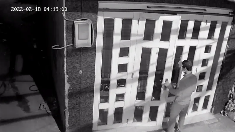 Hình ảnh cắt từ camera an ninh ghi nhận vụ việc