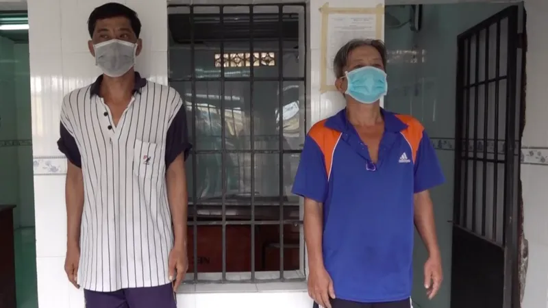 Hai đối tượng tại cơ quan công an. Ảnh: C.T