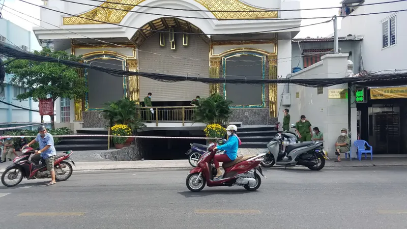 Công an khám nghiệm hiện trường. Ảnh: C.T