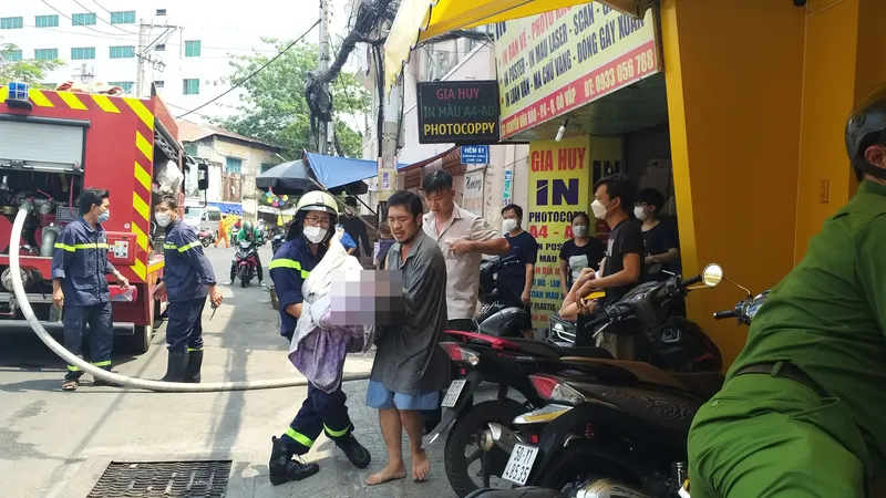 Cảnh sát PCCC cứu người bị liệt toàn thân trong vụ cháy 