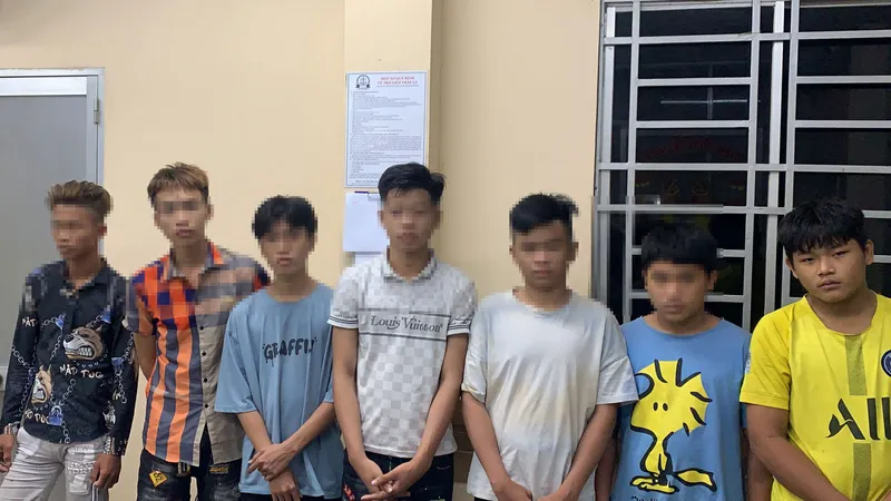 Nhóm đối tượng tại cơ quan công an. Ảnh: CHÍ THẠCH 