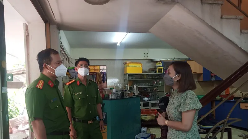 Thượng tá Nguyễn Mạnh Trưởng dẫn đầu đoàn công tác kiểm tra an toàn về PCCC đối với khu dân cư, hộ gia đình, nhà ở kết hợp sản xuất, kinh doanh ở quận Bình Tân
