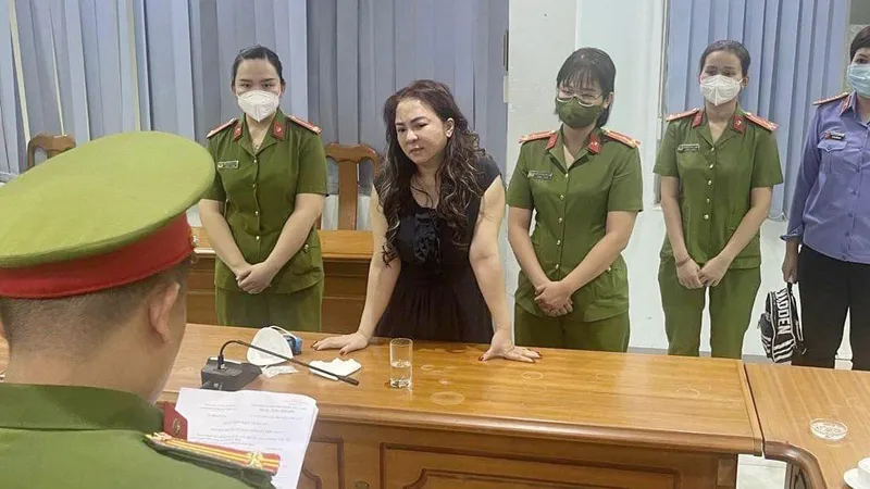 Cơ quan chức năng đọc lệnh bắt bà Nguyễn Phương Hằng trong tối 24-3