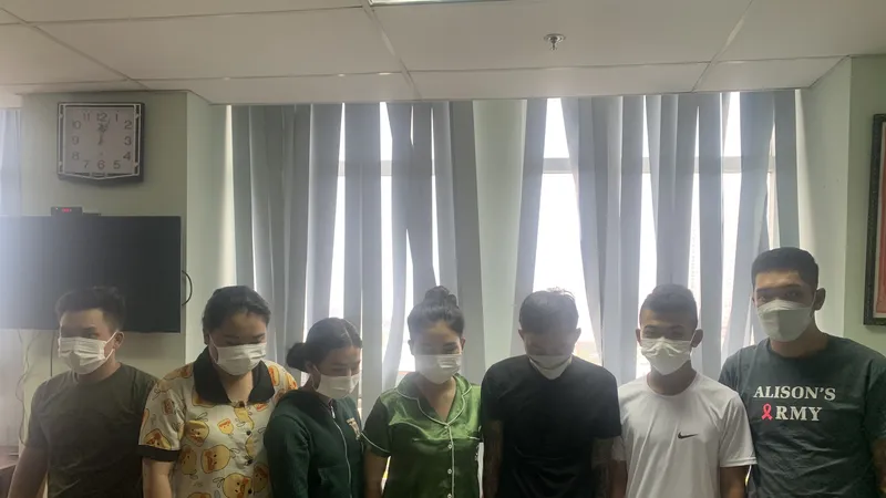 Nhóm đối tượng tại cơ quan công an. Ảnh: CHÍ THẠCH 