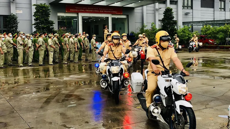Công an quận 3 ra quân đảm bảo giao thông dịp Lễ và Đại hội thể thao Đông Nam Á. Ảnh: CHÍ THẠCH