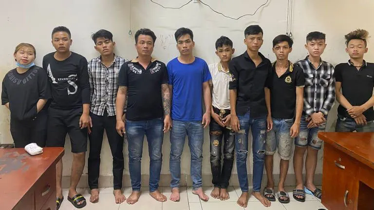 Nhóm đối tượng tại cơ quan công an. Ảnh: CHÍ THẠCH 