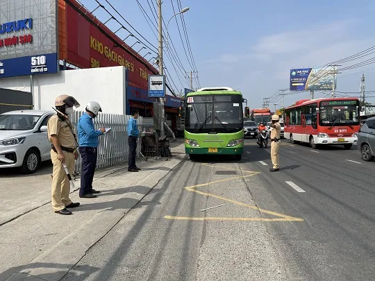 CSGT dừng phương tiện để kiểm tra