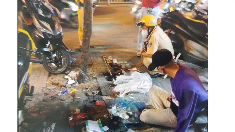 Lực lượng khống chế nam thanh niên tại hiện trường