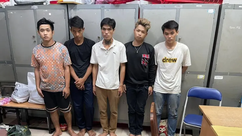 Nhóm đối tượng tại công an. Ảnh: CHÍ THẠCH