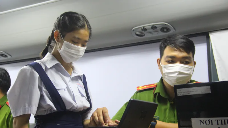 Công an TPHCM cấp CCCD gắn chip điện tử cho học sinh dự thi THCS và THPT. Ảnh: CHÍ THẠCH 