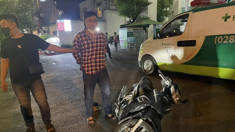 Người phụ nữ bị tên cướp kéo lê trên đường Phan Xích Long