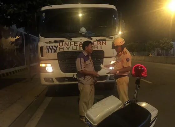 CSGT kiểm tra ô tô vận chuyển hàng hóa