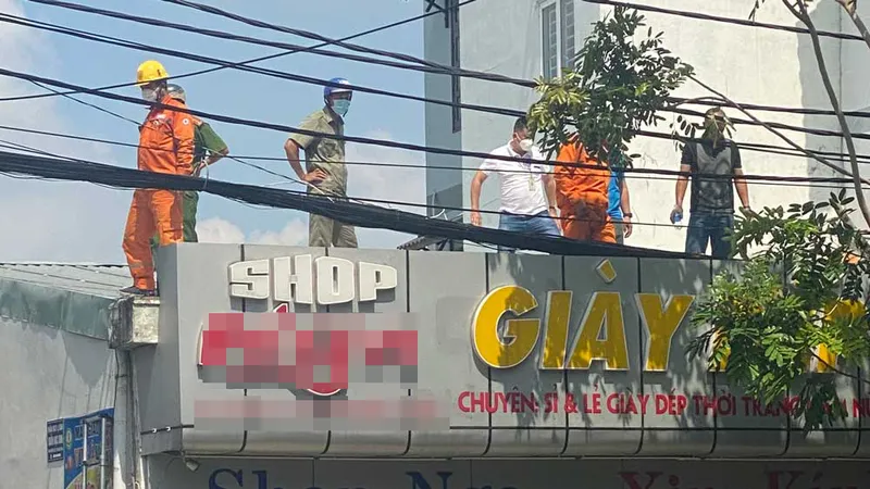 Lực lượng chức năng tại hiện trường. Ảnh: CHÍ THẠCH 
