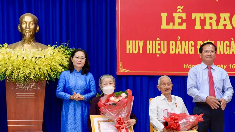 Chủ tịch HĐND TPHCM Nguyễn Thị Lệ trao Huy hiệu 75 năm tuổi Đảng cho đồng chí Lê Văn Nghi và Huy hiệu 60 năm tuổi Đảng cho đồng chí Chu Thị Ngọ. Ảnh: CAO THĂNG