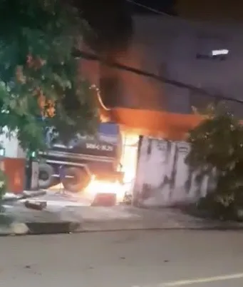Ngọn lửa bùng cháy dữ dội