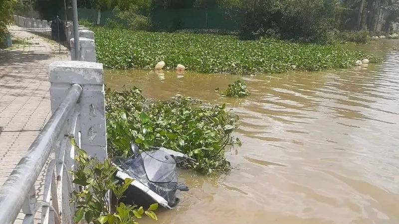 Mô tô nước tông vào sà lan trên sông Sài Gòn, 2 người tử vong