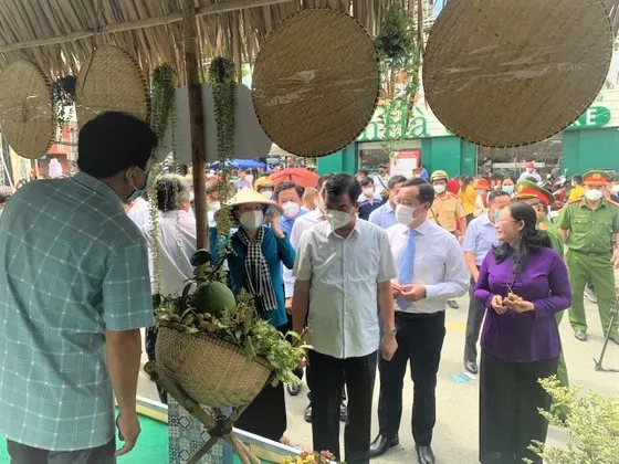 Khai mạc tuần lễ trái cây “trên bến dưới thuyền” ở quận 8. Ảnh: CHÍ THẠCH 
