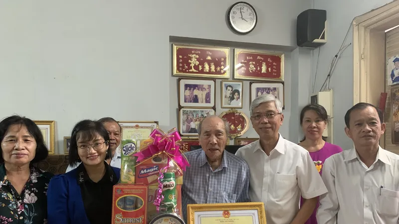 Lãnh đạo TPHCM thăm, chúc thọ người cao tuổi tiêu biểu ở quận Gò Vấp. Ảnh: CHÍ THẠCH 