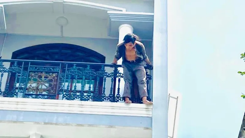 Giải cứu thanh niên nghi ngáo đá cầm tua vít “cố thủ” ở căn nhà cao tầng quận 10