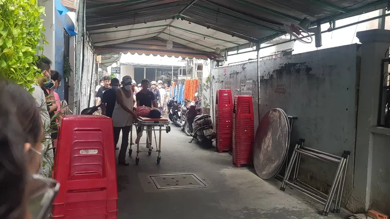 Thi thể nạn nhân được đưa về nhà. Ảnh: CHÍ THẠCH 