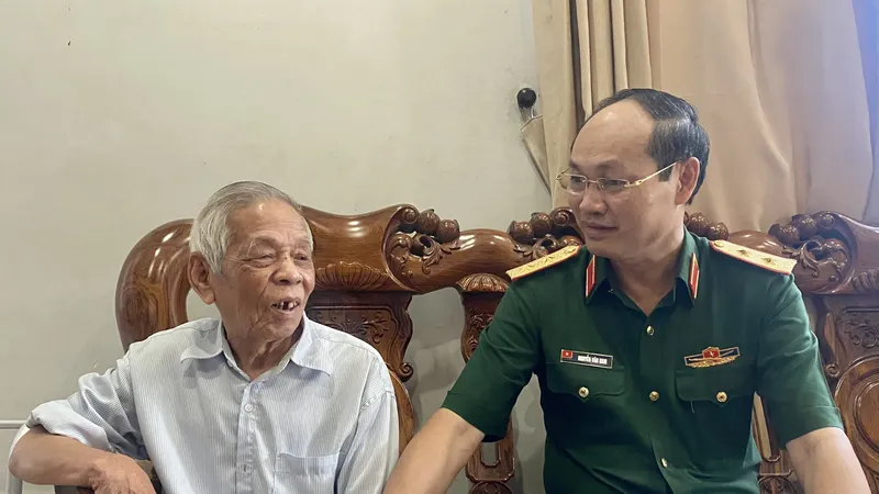 Trung tướng Nguyễn Văn Nam thăm, chúc thọ cụ Trần Văn Thấn