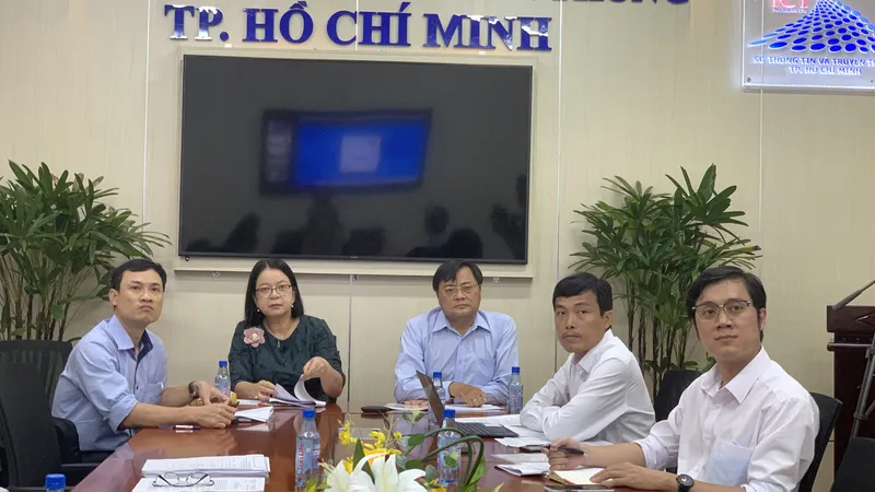 Sở Thông tin và Truyền thông (TT-TT) TPHCM phối hợp cùng Sở Tư pháp tổ chức hội nghị trực tuyến triển khai thực hiện thí điểm khai thác sử dụng dữ liệu sổ hộ tịch TPHCM. Ảnh: CHÍ THẠCH 