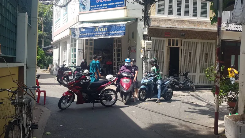 Công an phong toả con hẻm đi vào hiện trường. Ảnh: CHÍ THẠCH 