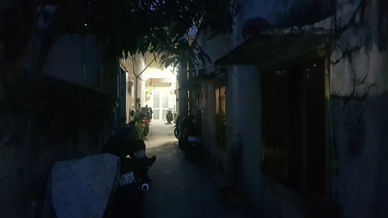 Con hẻm nơi xảy ra vụ việc. Ảnh: CHÍ THẠCH 