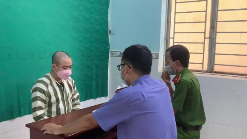 Hữu Tín tại cơ quan công an