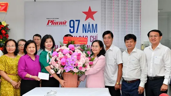 Trưởng Ban Nội Chính Thành ủy TPHCM thăm, chúc mừng Báo Quân đội Nhân dân tại TPHCM. Ảnh: CHÍ THẠCH 