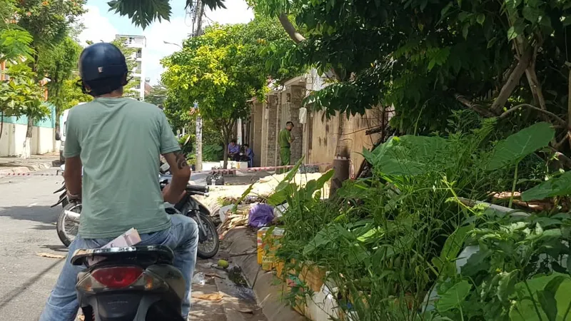 Công an khám nghiệm hiện trường. Ảnh: CHÍ THẠCH 