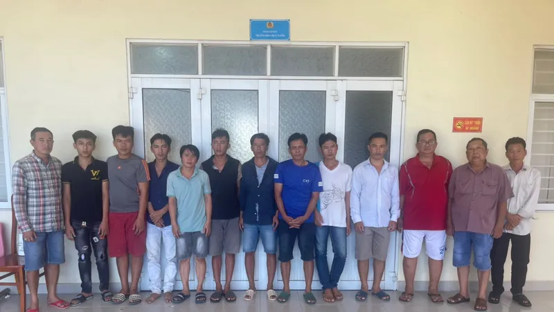 Nhóm đối tượng tại cơ quan công an. Ảnh: C.T