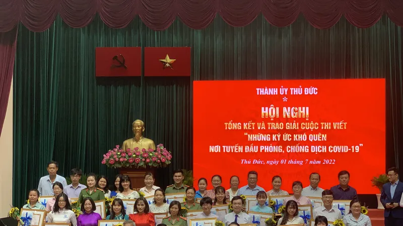 Trao giải cuộc thi viết “Những ký ức khó quên nơi tuyến đầu phòng chống dịch Covid-19”. Ảnh: CHÍ THẠCH 