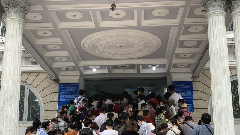 TPHCM: Người dân xếp hàng dài chờ làm hộ chiếu trong ngày 1-7. Ảnh: CHÍ THẠCH 