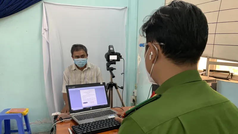 Người dân làm CCCD ở TP Thủ Đức. Ảnh: CHÍ THẠCH 