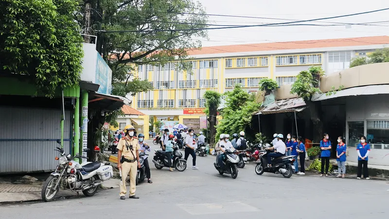 Lực lượng CSGT TPHCM cùng Đội CSGT-TT Công an quận 3 túc trực tại điểm thi trường THCS Colette đường Hồ Xuân Hương, phường 6, quận 3. Ảnh: CHÍ THẠCH 