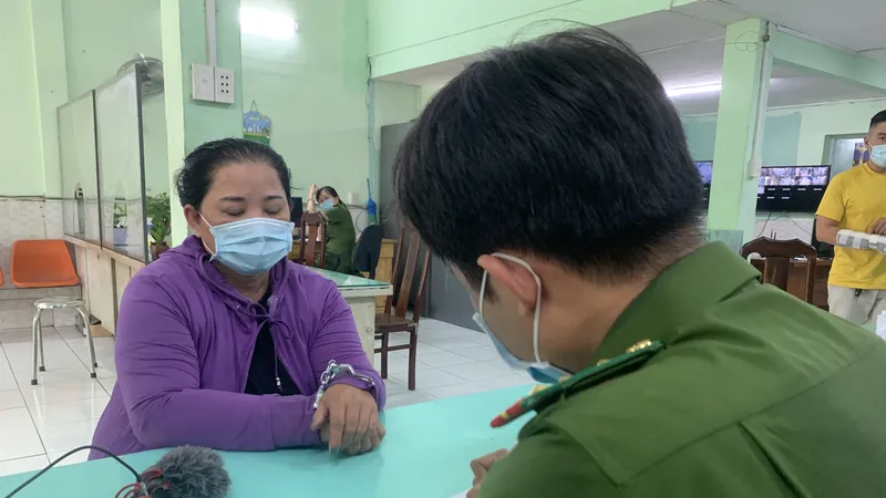 Công an lấy lời khai với "nữ quái" Mai Thy. Ảnh: CHÍ THẠCH 